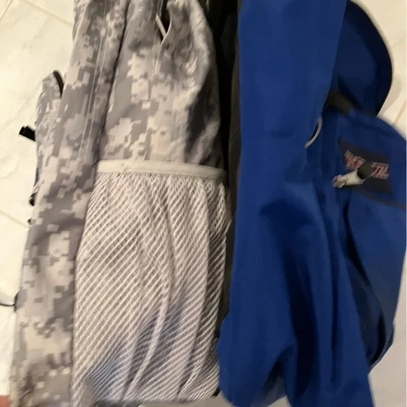 Jansport backpack. Lots of zippered pockets. Great for school! Only Blue one - Picture 8 of 8